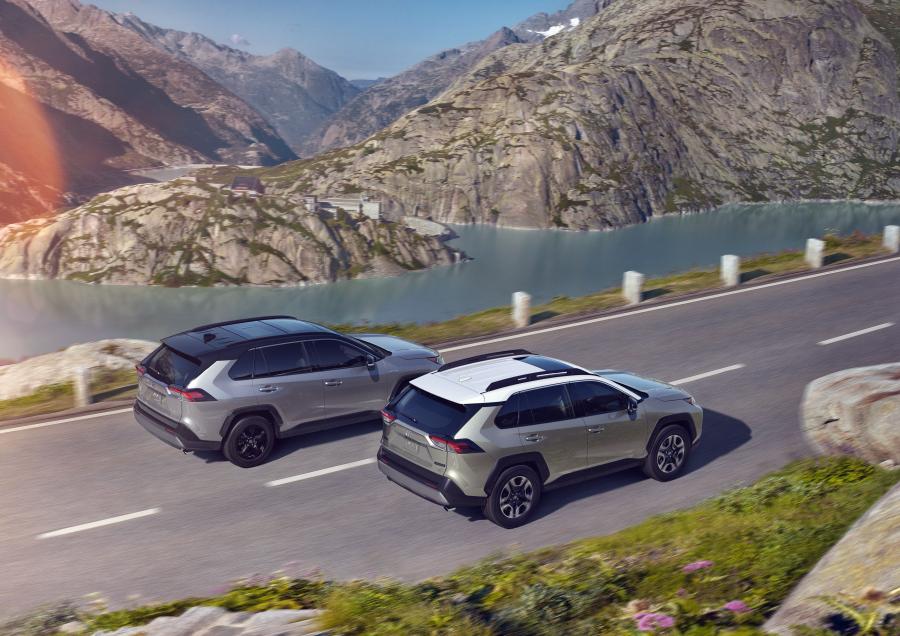  Toyota RAV4 XSE Hybrid 2018 года  (NA) (фото 6 из 71)